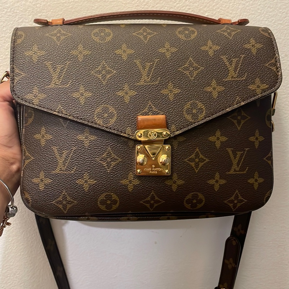 Louis Vuitton Messenger bag
